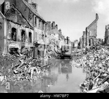 La Normandia, Francia, giugno 1944. Villaggi e città in rovine dopo i bombardamenti e combattimenti, la II Guerra Mondiale Foto Stock