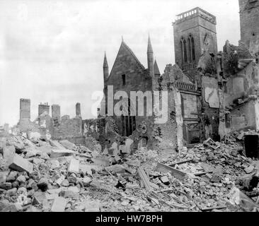 La Normandia, Francia, giugno 1944. Villaggi e città in rovine dopo i bombardamenti e combattimenti, la II Guerra Mondiale Foto Stock