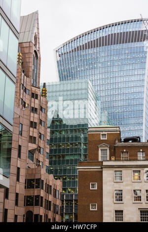 Mix di vecchi e moderni grattacieli e la costruzione del quartiere finanziario di Londra, Inghilterra Foto Stock