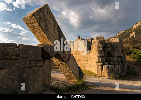 Il famoso Arcadian Gate nel sito archeologico dell'antica Messene nel Peloponneso, Grecia Foto Stock