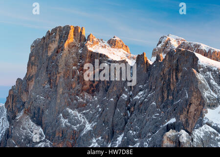 Picco del Cimon della pala all'alba. Il gruppo delle Pale di San Martino. Le Dolomiti del Trentino nella stagione invernale. Alpi Italiane. Europa. Foto Stock