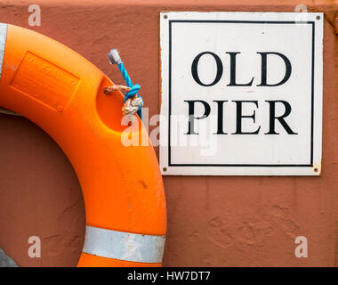 In prossimità del molo vecchio segno di vita e di cinghia nella parete del porto, North Berwick, East Lothian, Scozia, Regno Unito Foto Stock