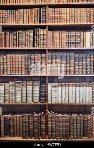 VIENNA, Austria - 14 agosto 2016: vecchi libri su scaffalature di legno nello Stato Hall (Prunksaal), il cuore della Biblioteca Nazionale Austriaca. Foto Stock