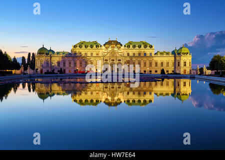 Vista del Palazzo del Belvedere di Vienna dopo il tramonto, Austria. Foto Stock