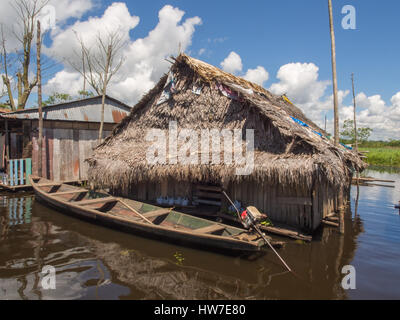 Iquitos, Perù- Maggio 16, 2016: le case galleggianti in una piccola città in Perù. Foto Stock