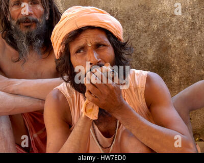 Sadhu fumatori pot presso la Santa festival in junagadh,l'India Foto Stock