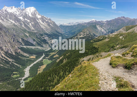 Valle nella sezione italiana del sentiero Tour du Mont Blanc attraverso le alpi. Foto Stock