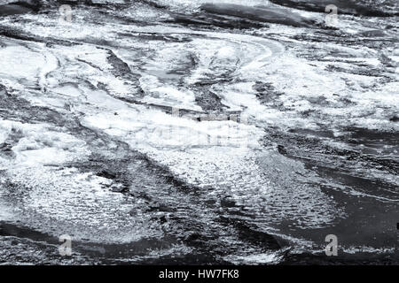 Ghiaccio su parzialmente congelati superficie di fiume Foto Stock