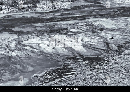 Le patch di ghiaccio sul fiume devia il flusso Foto Stock