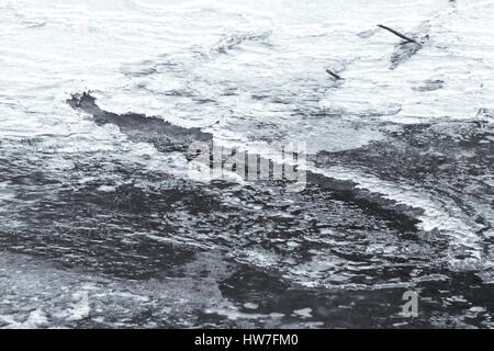 Ghiaccio su parzialmente congelati superficie di fiume Foto Stock