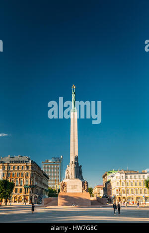 Riga, Lettonia - 1 Luglio 2016: la gente camminare nei pressi di Memorial il Monumento alla Libertà a Piazza della Libertà nella soleggiata giornata estiva. Famoso punto di riferimento. Foto Stock