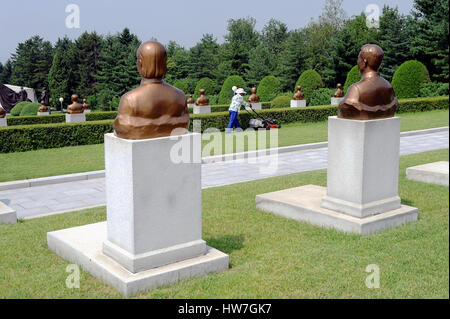 09.08.2012, pyongyang, Repubblica popolare democratica di Corea, asia - lapidi presso i martiri rivoluzionari' cimitero di Pyongyang. Foto Stock