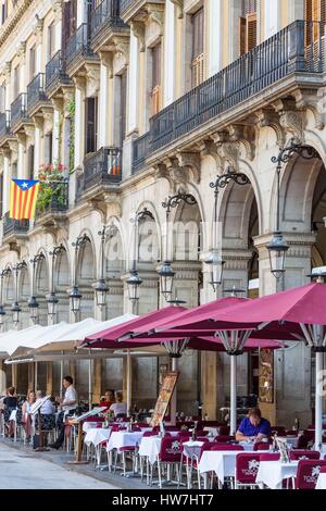 Spagna Catalogna Barcellona Città Vecchia Placa Reial (Piazza Reale) progettata dall architetto Francesc Daniel Molina i portici Casamajo Foto Stock