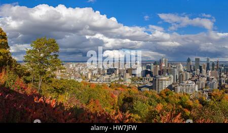 Canada, Provincia di Quebec, Montreal, vista sulla città e i suoi grattacieli dal punto di vista Kondiaronk sulla cima di Mount Royal Foto Stock