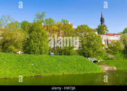 Estonia (Paesi Baltici), Tallinn, Città Vecchia, classificato come patrimonio mondiale dall'UNESCO, la collina di Toompea, Snelli Tiik Lago Foto Stock