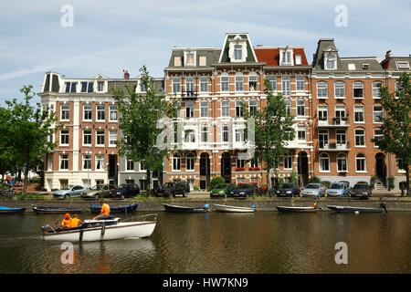 Paesi Bassi, Amsterdam, piccola barca su un canale vicino al centro della città Foto Stock