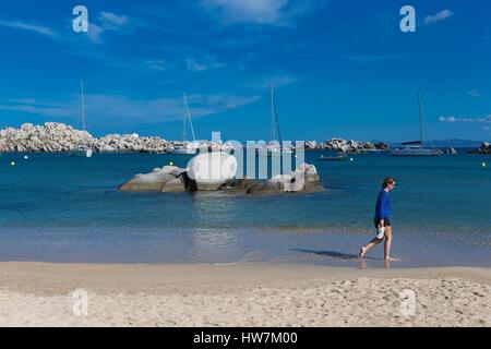 Francia, Corse du Sud, Riserva Naturale delle Isole Lavezzi, la Cala di Achiarina in background Sardegna Foto Stock