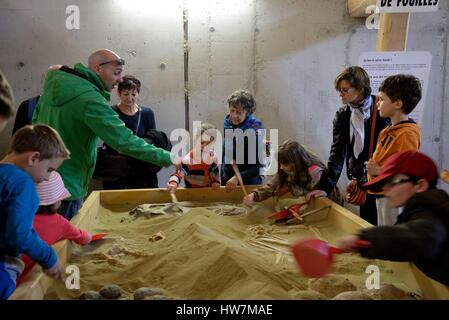 Francia, Doubs, Charbonnière les Sapins, Dino Zoo parco preistorico, animate bambini scavi paleontologici Foto Stock