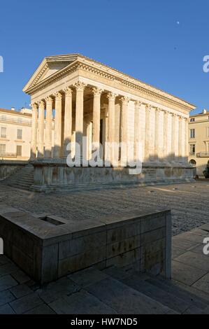 Francia, Gard, Nimes, Maison Carree, antico tempio romano del I secolo A.C. e il museo di arte contemporanea Foto Stock