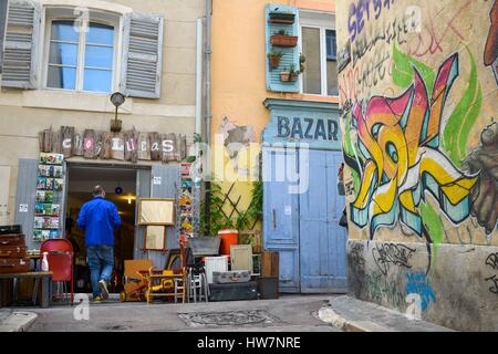 Francia, Bouches du Rhone, Marsiglia, il quartiere del Panier, i beni usati rivenditore in una strada pedonale circondata con pareti dipinte Foto Stock