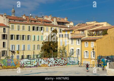 Francia, Bouches du Rhone, Marsiglia, quartiere Panier, luogo di penitenti, appartamento edifici con facciate di colore giallo Foto Stock