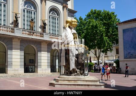 Spagna Catalogna Costa Brava provincia di Girona Figueres Gala e Salvadore Dali scultura posto davanti al teatro e Foto Stock