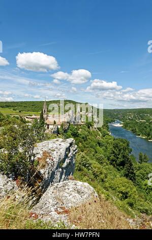 Francia, Gard, Aigueze, etichettati Les Plus Beaux Villages de France (i più bei villaggi di Francia), borgo medievale arroccato sopra l'Ardeche Foto Stock