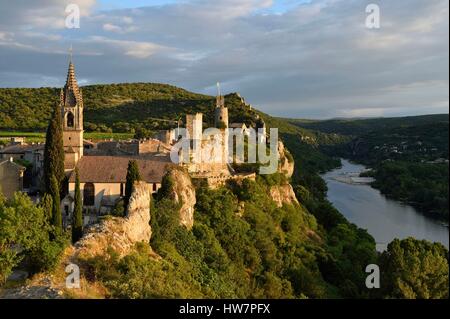 Francia Gard Aigueze etichettati Les Plus Beaux Villages de France (i più bei villaggi di Francia) paese medievale arroccato Foto Stock