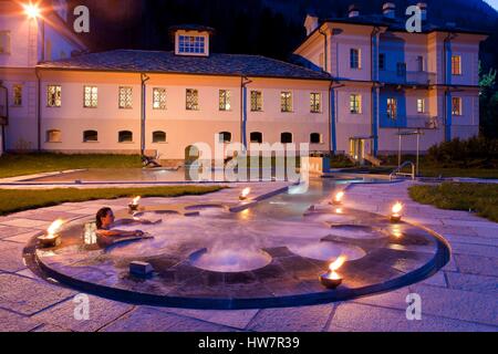 L'Italia, Valle d'Aosta, Courmayeur, le terme di Pre Saint Didier, all'esterno della donna nella stanza da bagno Foto Stock