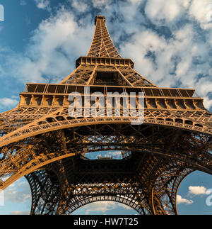 Parigi, Francia- Ottobre 2, 2016: Torre Eiffel dal di sotto al tramonto. Foto Stock