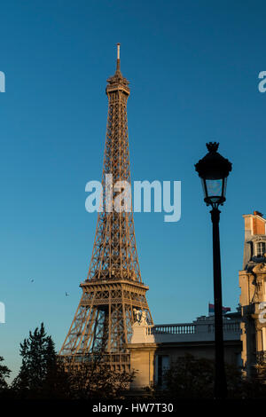 Parigi, Francia- Ottobre 6, 2016: la Torre Eiffel dalla Avenue de Camoens al tramonto. Foto Stock
