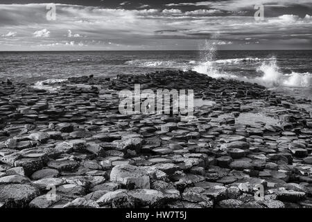 BUSHMILLS, IRLANDA DEL NORD- Ottobre 15, 2016: onde che si infrangono sulla Giant's Causeway. Foto Stock