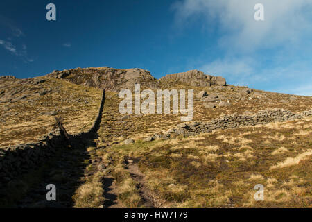 Morne parete su Slieve Binnian nel Morne Montagne in Irlanda del Nord. Foto Stock