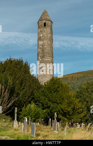 Torre rotonda presso il sito monastico di Glendalough nel Parco Nazionale di Wicklow Mountains, Irlanda. Foto Stock