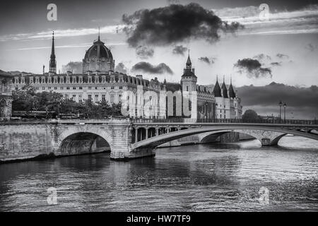 Parigi, Francia - 30 settembre 2016: Guardando verso Ile de Cite da Pont Louis Philippe oltre la Senna. Foto Stock