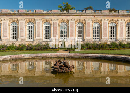 VERSAILLES, Francia- Ottobre 5, 2016: una fontana al Grand Trianon Palace. Foto Stock