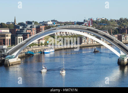 Vista sul fiume Tyne e Quayside in Newcastle come il Millennium bridge si inclina e si apre per tutte le barche per passare. Newcastle upon Tyne. Regno Unito Foto Stock