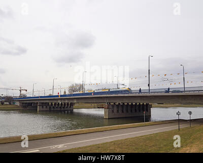 Cracovia il tram che attraversano il ponte Grunwaldzki e Vistola o fiume Wisla tra Kazimierz Ludwinow e Polonia Foto Stock