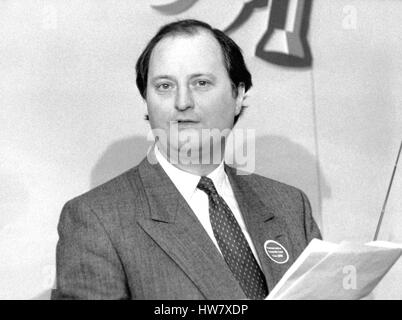 Richard Tracey, membro del partito conservatore del Parlamento per Surbiton ed ex Ministro per lo sport e per l'ambiente, frequenta un partito conferenza stampa a Londra in Inghilterra il 4 aprile 1990. Foto Stock