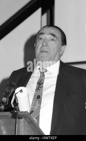 Robert Maxwell, presidente del gruppo specchietto quotidiani, partecipa a una conferenza stampa a Londra in Inghilterra il 17 aprile 1991. Foto Stock
