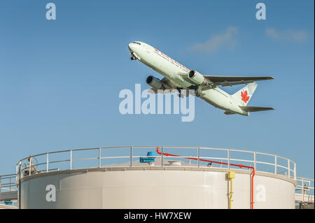 Air Canada Boeing 767 in artico livrea verde con partenza dall'aeroporto di Heathrow di Londra, Regno Unito Foto Stock