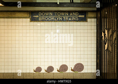 Arte Pubblica sul display in corrispondenza della Quinta Avenue e la 59th street linea R la stazione della metropolitana di New York City. Foto Stock