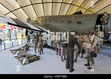 Francia, Manche, D-Day spiagge, Sainte Mere Eglise, Musee Airborne, Airborne Museum, D-day invasione da Utah Beach, diorama di C-47 Dakota velivoli da trasporto e noi paracadutisti con il generale Eisenhower, il Comandante supremo alleato Foto Stock