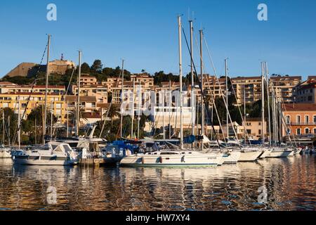 Francia, Haute Corse, La Balagne Calvi, Port de Plaissance, yacht harbour, alba Foto Stock