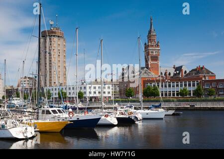 Francia, Nord, le Fiandre francesi Area, Dunkerque, Bassin du Commerce marina e torre civica Foto Stock