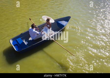 Cuba, provincia di Matanzas, Varadero, Parque Parco Josone, giovane uomo e donna in canotto Foto Stock