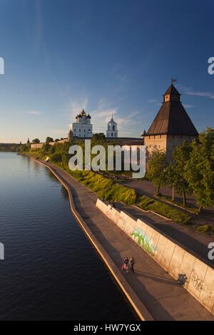 Russia, Pskovskaya oblast di Pskov, vista in elevazione di Pskov Cremlino dal fiume Velikaya, tramonto Foto Stock