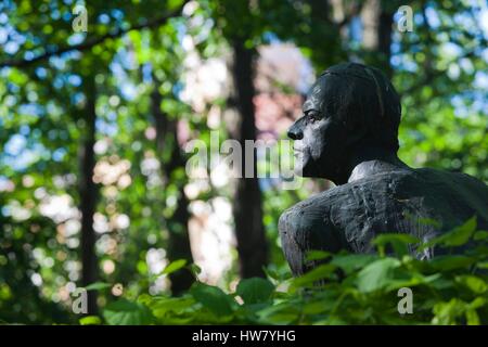 La Russia, San Pietroburgo, Vosstaniya, Tikhvin cimitero, tomba di Nikolai Cherkasov, il famoso attore whoe giocato Alexander Nevsky in Sergei Eisenstein film Foto Stock