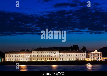 La Russia, San Pietroburgo, Vasilevsky Island, edifici lungo il fiume Neva, sera Foto Stock