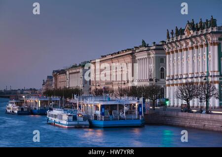 La Russia, San Pietroburgo, Centro Winter Palace e il Museo Hermitage, crepuscolo Foto Stock